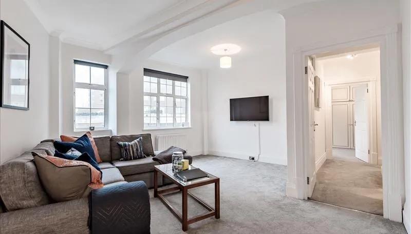2 bed property in Park Road, London
